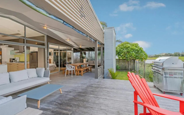 Sanctuary By The Water - Matarangi Holiday Home