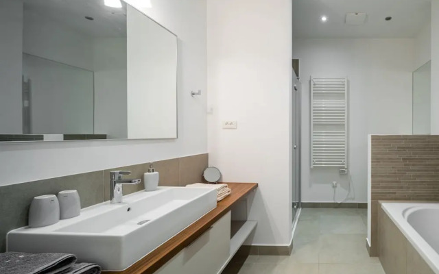 Acadia Beach Villas & Apartments, Slatine