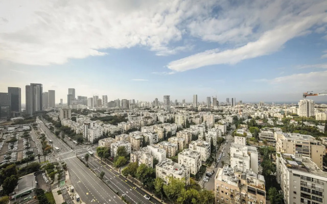 High end 2 BR w panoramic City view