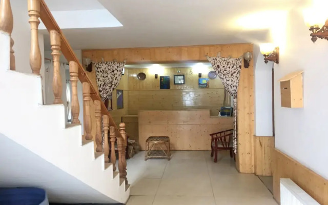 OYO 22456 Hotel Fifth Season