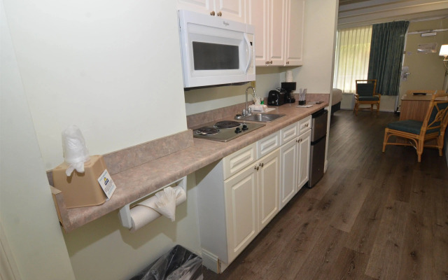 Days Inn & Suites by Wyndham Jekyll Island