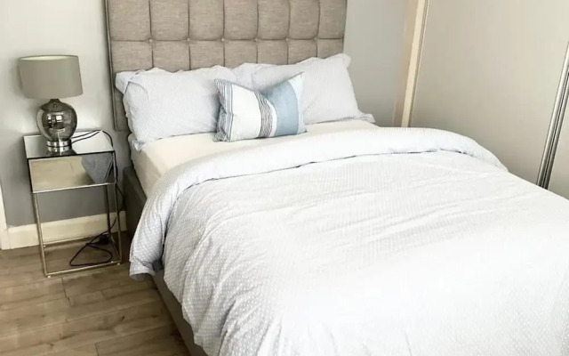 4 Bed House-garden-parking-15 min Elizabeth Line