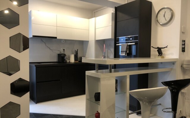 West Park 2 Residence by Lake View