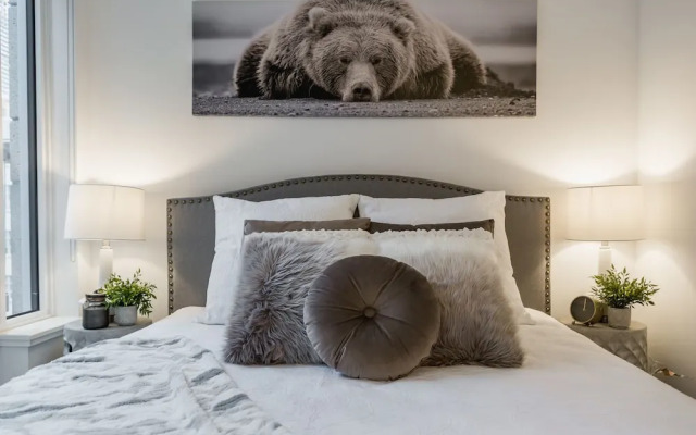 QuickStay - Classy & Rustic Downtown Condo