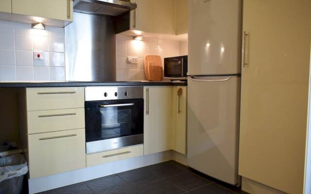 1 Bedroom Apartment in Canary Wharf With Balcony