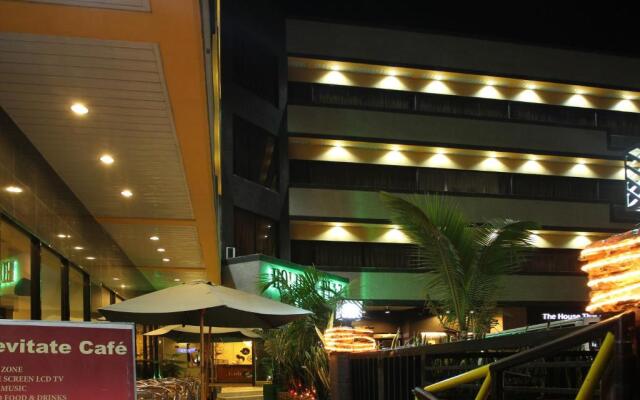 Holiday Plaza Hotel