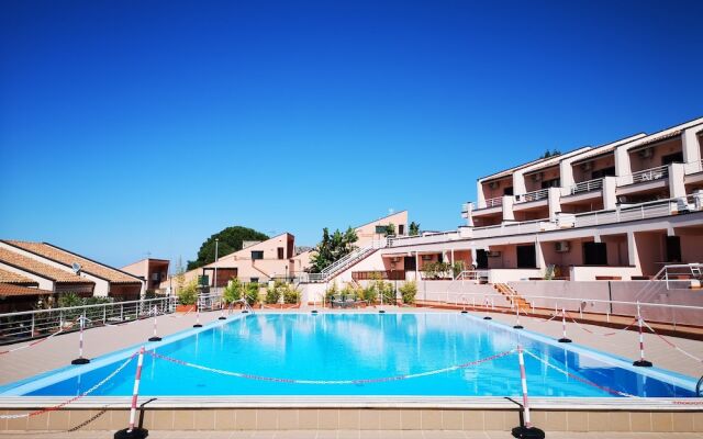 Kefalure, Terraced House in Residence With Swimming Pool