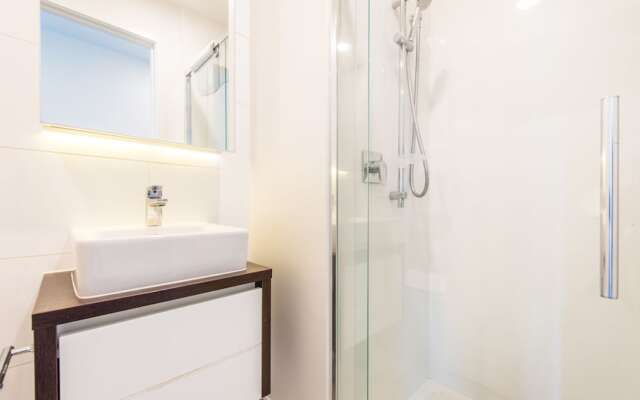 JHT - 2 BR Subperb Central Skytower View
