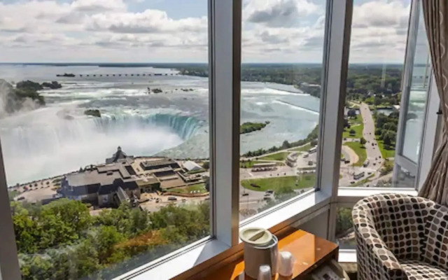 Oakes Hotel Overlooking the Falls