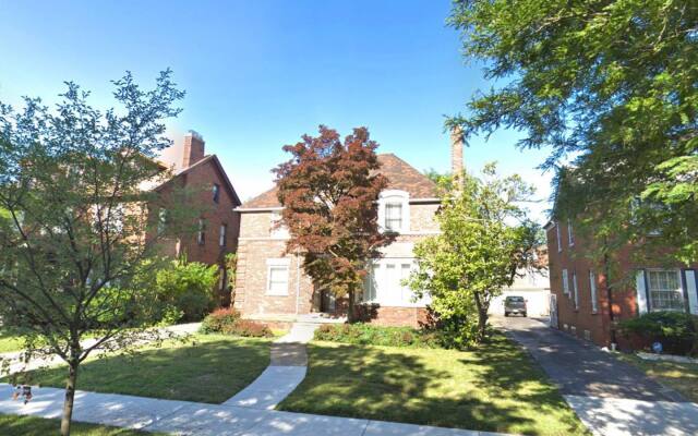 Spacious Luxury home, 5 min to Detroit golf club/ 4 car free parking!