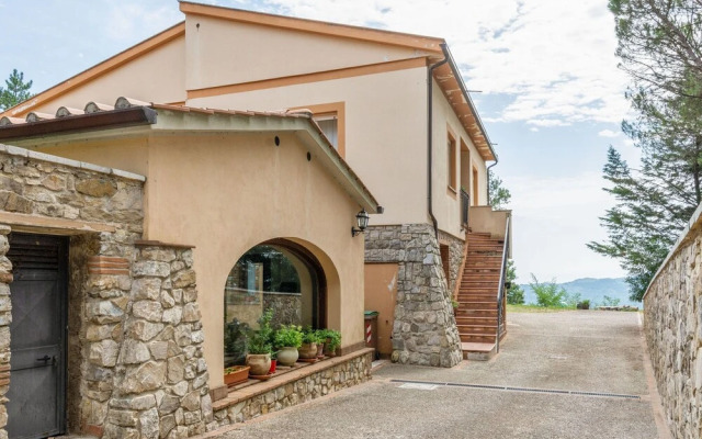 Inviting Farmhouse In San Venanzo With Garden