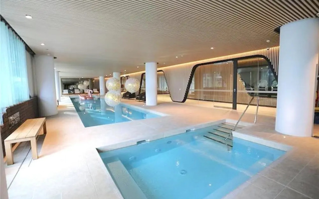 Pride Docklands Waterfront Apartment City View