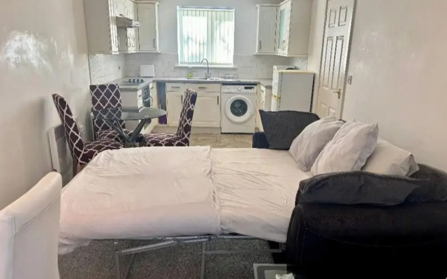 2 Bed Wolverhampton Apartment-sleeps 5