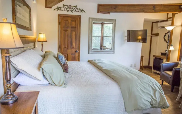 Woodlands Inn Of Sapphire Bed & Breakfast