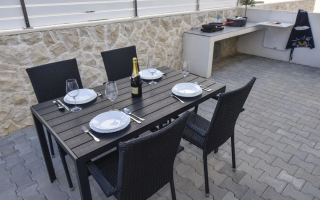 Funtastic C Apartment with Pool and Terrace