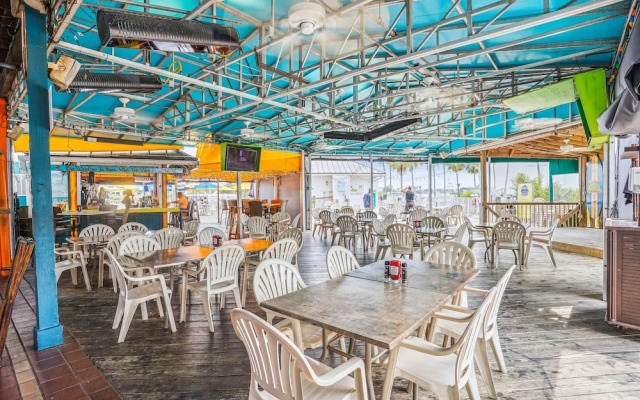 Harbourside 7716- Splash On The Rocks