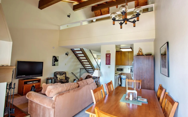 Stellers Jay Lake View  2 Bedroom Condo by RedAwning