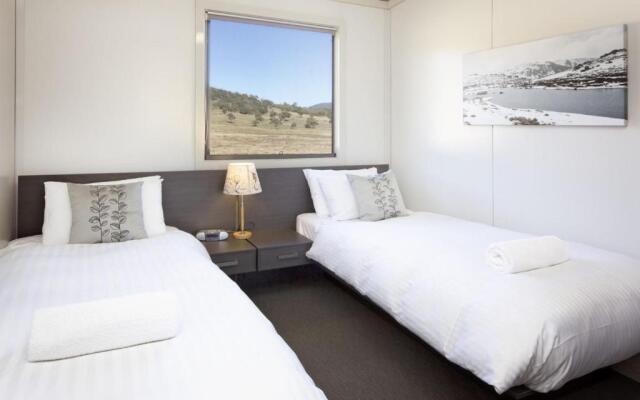 Ecocrackenback 19 'Sustainable, luxurious chalet close to the slopes.'