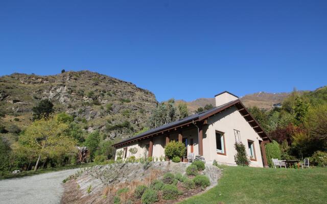 The Paddock Straw Bale Luxury Holiday House