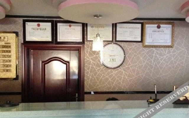 Urumqi Xinhuaxu Business Hotel (Xinxing Street Subway Station)