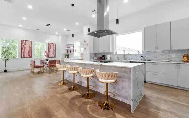 Downtown Houston 3BR Bachelorette Escape