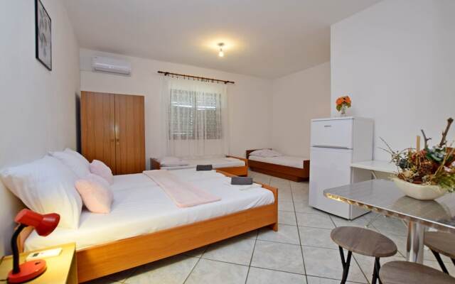 Apartment and Rooms Mila