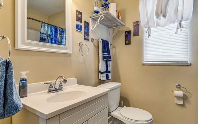 1 Mi to Butler! Family-friendly Indianapolis Home