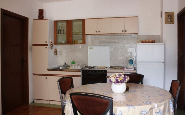 Dora Apartments