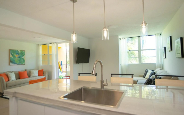 Renovated townhome -Rooftop Terrace by Sandy Beach