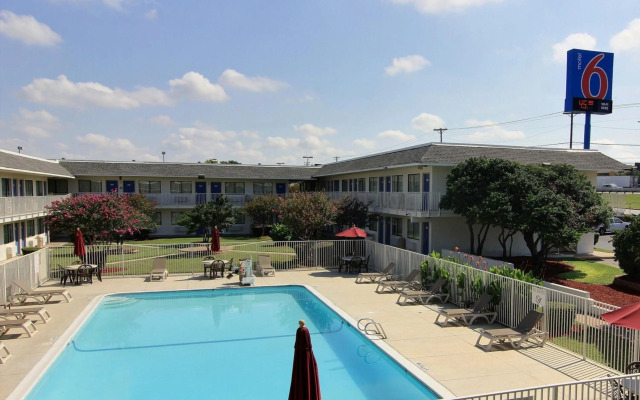 Motel 6 Austin, TX - North