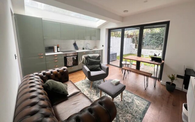 Contemporary 1 Bedroom Apartment in Peckham With Garden