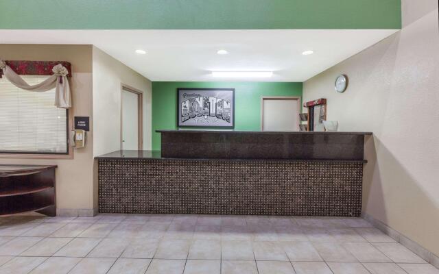 Super 8 By Wyndham Houston/Dtwn/I-610