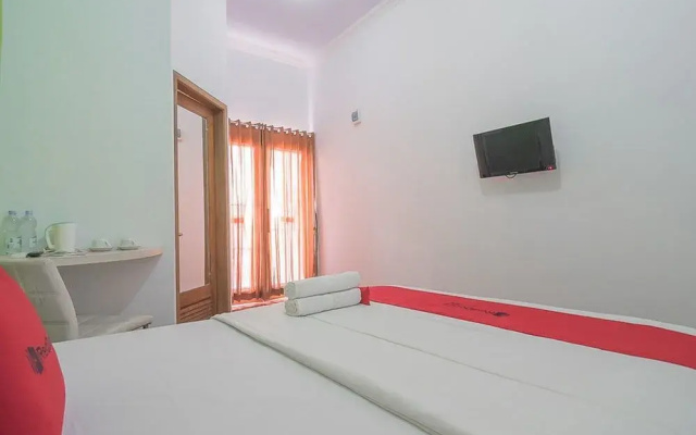 RedDoorz Plus near Alun Alun Kuningan