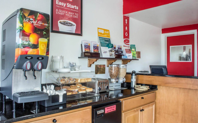 Econo Lodge University