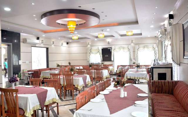 Foxoso Taj View Hotel
