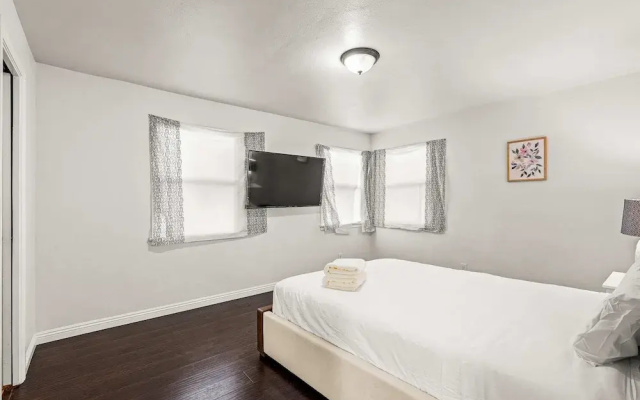 Spacious Retreat w Large Kitchen Outdoor Patio