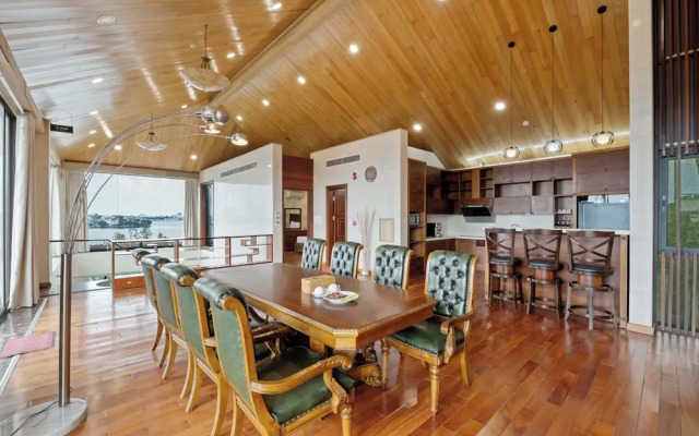 Moon West Lake Residence