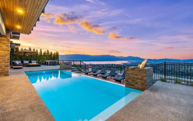 Newly Modern House w/ urban landscape of Kelowna!！