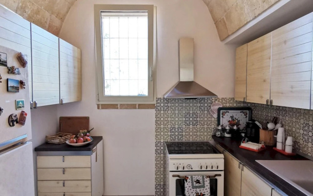 Antico trullo ristrutturato con piscina e giardino