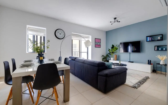 Seaside Bliss - 3BR Holiday Apartment Sliema
