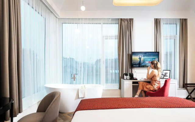 Three Corners Avenue Hotel