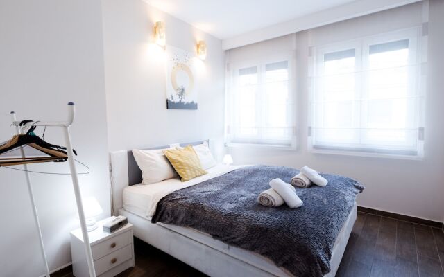 Budapest Easy Flat - Penthouse Basilica