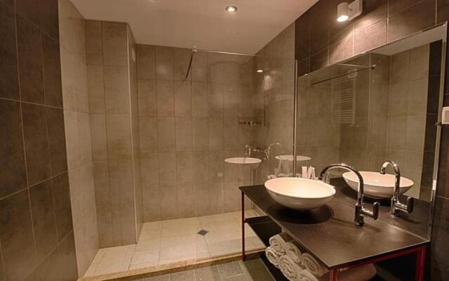 Hotel Room Mgzavrebi 1
