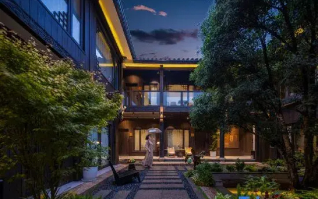Under the Tree Chun Leisurely Courtyard