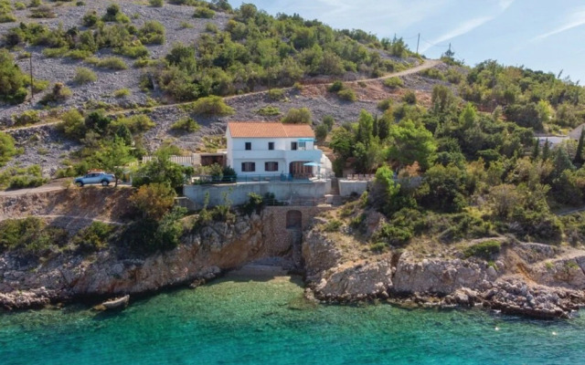 Sunny Beachfront Jablanac Apartments