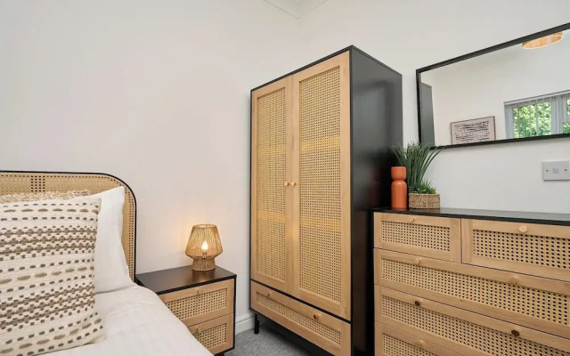 Spacious One Bed Apt With Scenic Views