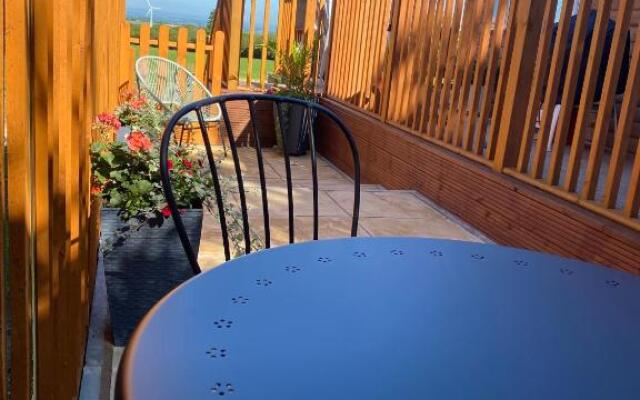 The Beehive -Stunning Views - Hot Tub - Romantic
