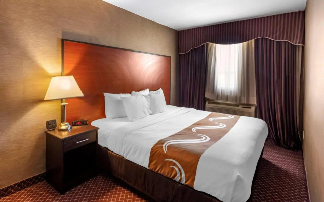 Econo Lodge Inn & Suites Toronto Airport