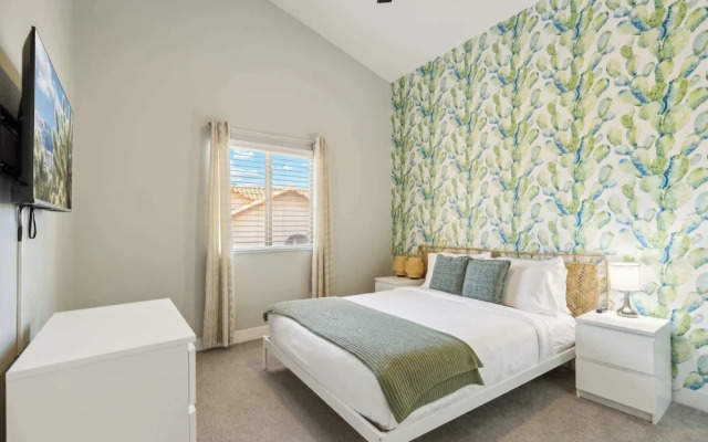 Red Mountain Retreat 5 BDR w/ Heated Pool!