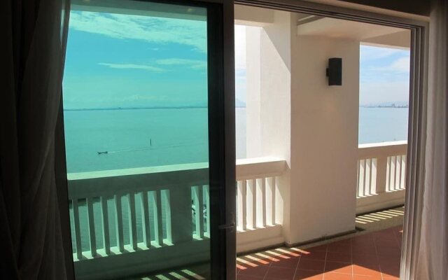 Luxury Suites @ Straits Quay